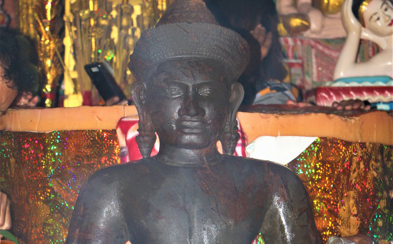 Bức tượng lạ màu đen bị gãy tay, mất phần chân ở Sóc Trăng nghi là tượng thần Vishnu