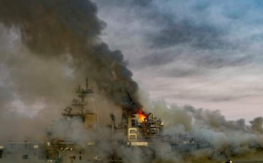 Tàu đổ bộ tấn công USS Bonhomme Richard tiếp tục cháy dữ dội, đang nghiêng dần - Nguy cấp
