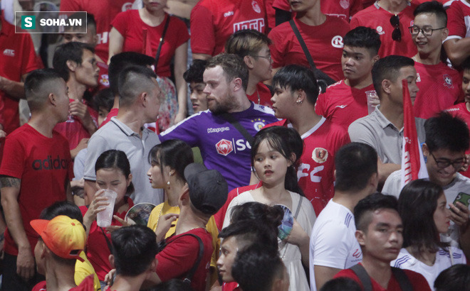 CĐV nước ngoài gặp cảnh trớ trêu khi mặc áo Hà Nội FC nhưng lại ngồi nhầm vào 