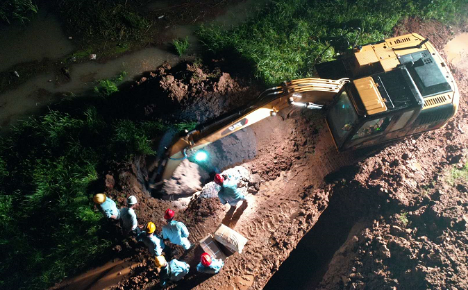 Trung Quốc cho nổ tung 2 đoạn đê ngay giữa đêm, giải phóng áp lực nước, phá thế nguy hiểm