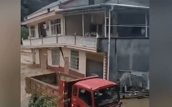 Trung Quốc: Đại hồng thủy tập kích, kéo sập ngôi nhà hai tầng trong tích tắc
