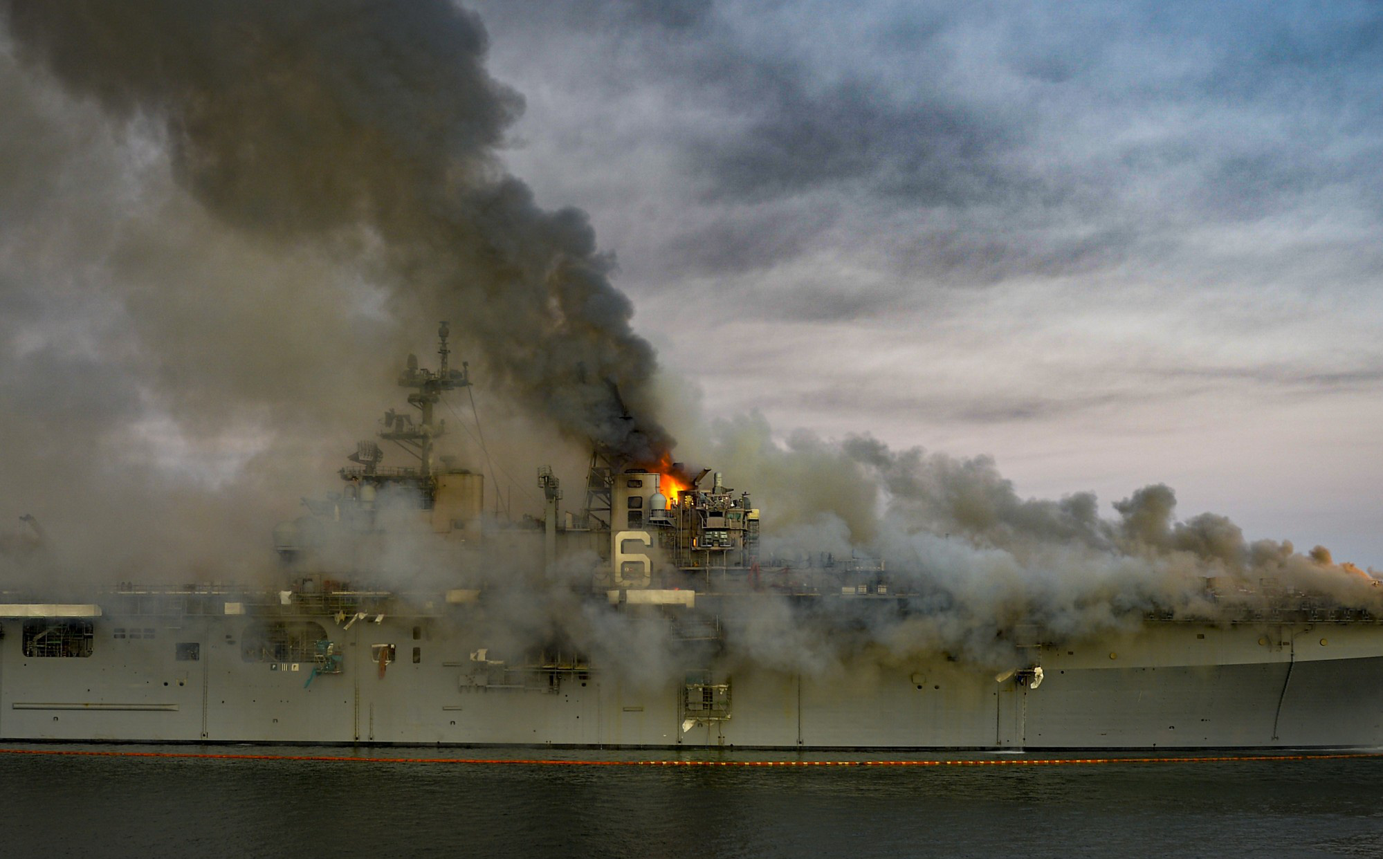 Thêm một siêu tàu đổ bộ tấn công Mỹ cùng loại với USS Bonhomme Richard bùng cháy - IRIB: Kẻ giúp Mỹ hạ sát tướng Soleimani đã phải trả giá