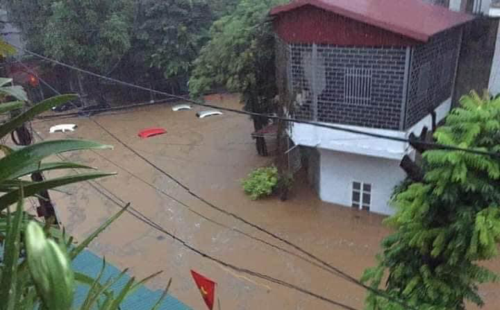 Mưa lớn trong đêm khiến hàng loạt ô tô đỗ ngoài đường bị nước ngập tới nóc ở Hà Giang