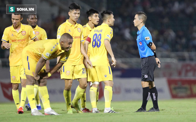Bỏ lỡ 3 quả phạt đền cho Nam Định, trọng tài V.League nhận án phạt treo còi