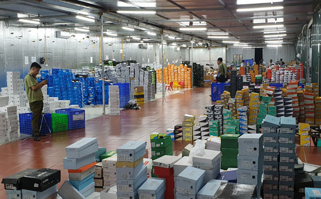 Mất 4 ngày đêm kiểm kê và 34 container chứa hàng niêm phong trong kho hàng lậu khủng ở Lào Cai