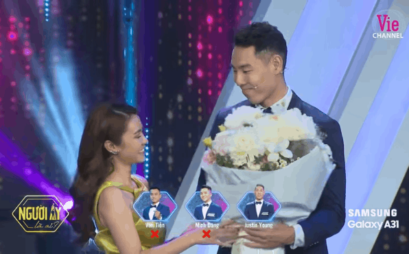 Nữ chính bẽn lẽn trao hoa cho chàng VĐV Việt kiều chuẩn gu, phản ứng của chàng trai mới bất ngờ