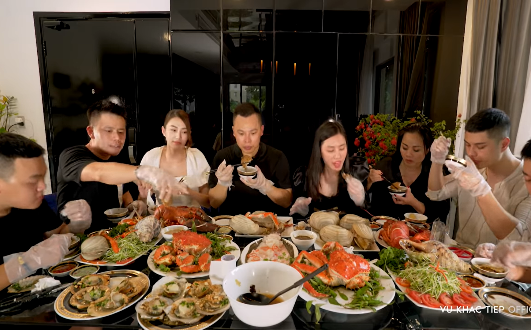 Vũ Khắc Tiệp chơi lớn, chi 100 triệu đãi bạn bè hải sản