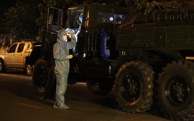 Quân đội phun hoá chất toàn bộ 2 bệnh viện ở Đà Nẵng đang bị cách ly, phong tỏa vì Covid-19