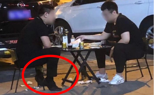 Bức hình gây &quot;lú&quot; mạng xã hội: Người đàn ông đi giày cao gót, ngồi uống nước bên vỉa hè