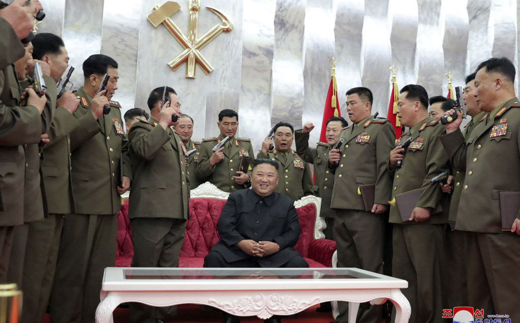 24h qua ảnh: Ông Kim Jong Un tặng súng cho các quân nhân Triều Tiên