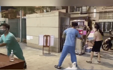 Clip ghi lại bên trong bệnh viện Đà Nẵng, tâm dịch Covid-19 đang bị phong toả