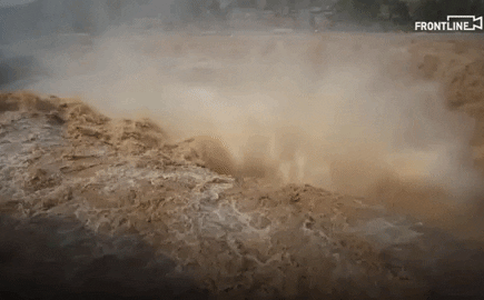 [VIDEO] Mùa lũ về trên sông Hoàng Hà, người dân TQ hào hứng chụp ảnh bên dòng thác lũ cuồn cuộn chảy