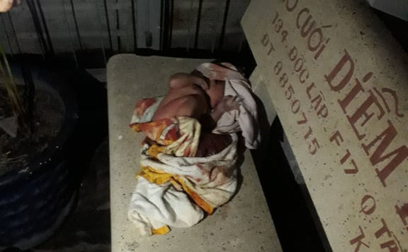 Bé trai sơ sinh nặng 3,2kg còn nguyên dây rốn, bọc trong lớp vải bỏ rơi trên ghế đá ở Sài Gòn