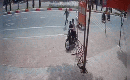 Clip: 2 nam thanh niên cố bốc đầu xe máy, trốn CSTT và cái kết 