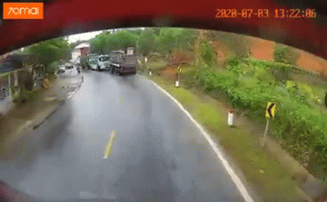 Clip: Xe cứu hộ đi vào làn ngược chiều, đâm trực diện xe ben gây tai nạn nghiêm trọng