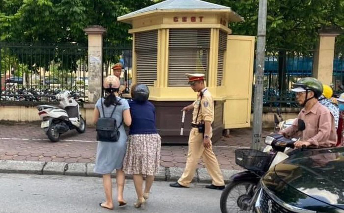 Không có việc CSGT ra đường giật ngã người đi xe máy tại ngã tư Nguyễn Phong Sắc