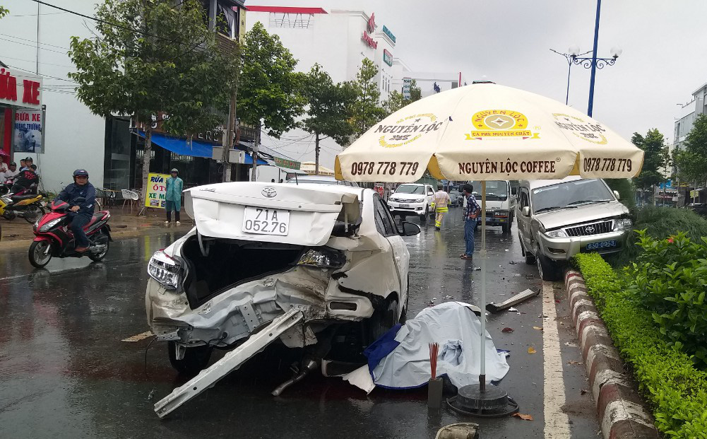 Nhân viên gara ô tô lùi xe bất cẩn gây tai nạn liên hoàn ở Tiền Giang, 1 người chết