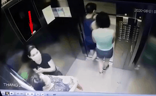 CLIP: 2 người phụ nữ lấm lét nhìn camera thang máy và pha "cầm nhầm" chai nước rửa tay khô