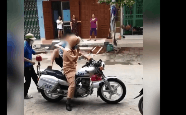 Nam sinh kể lại giây phút ngủ quên được CSGT đưa đến điểm thi bằng xe chuyên dụng