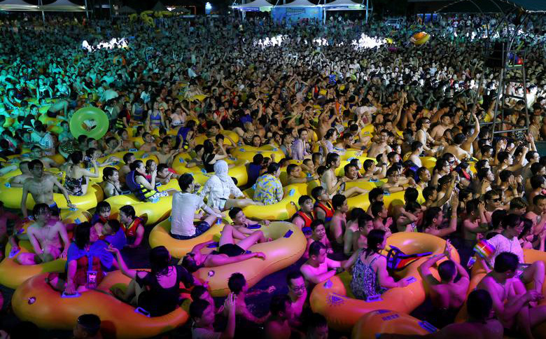 24h qua ảnh: Đám đông chen chúc lễ hội âm nhạc ở Vũ Hán