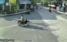 Clip: Thanh niên bị ô tô đâm trúng, hất văng lên nắp capo khi chạy xe qua ngã tư, nguyên nhân gây tranh cãi