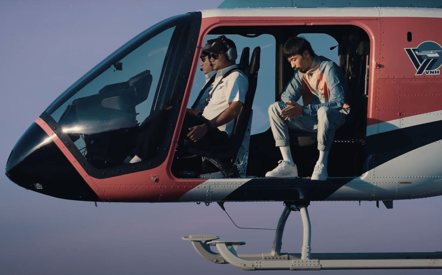 Đen Vâu ngồi đọc rap trên trực thăng