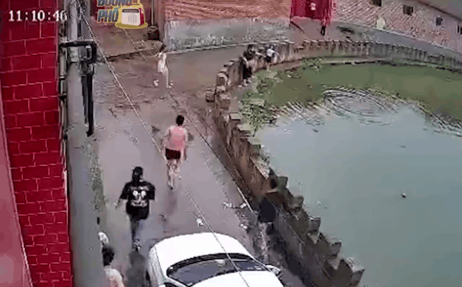 CLIP: Em gái trượt chân ngã xuống hồ, chị nhảy xuống cứu và khoảnh khắc khiến cả xóm hốt hoảng