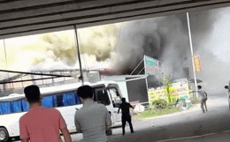 Clip: Tài xế hoảng hốt phá cửa cứu xe khi đám cháy ở quán cafe lan sang bãi đỗ ô tô