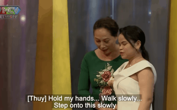 Mẹ chồng dắt con dâu đi chậm lên sân khấu, cả trường quay nín lặng vì câu chuyện được tiết lộ ngay sau đó