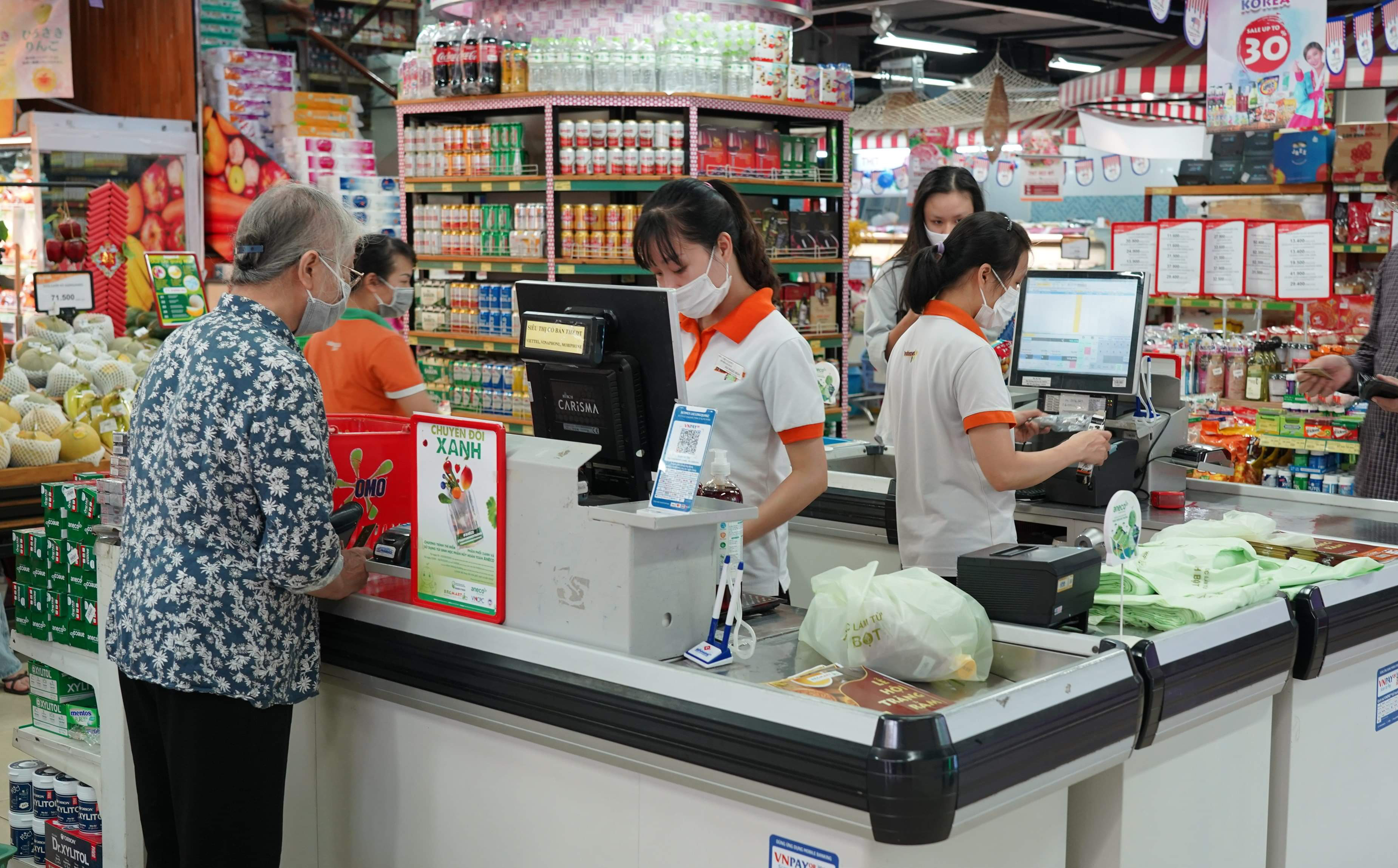 Hàng ngàn túi sinh học thân thiện môi trường tặng khách hàng tại siêu thị Hà Nội