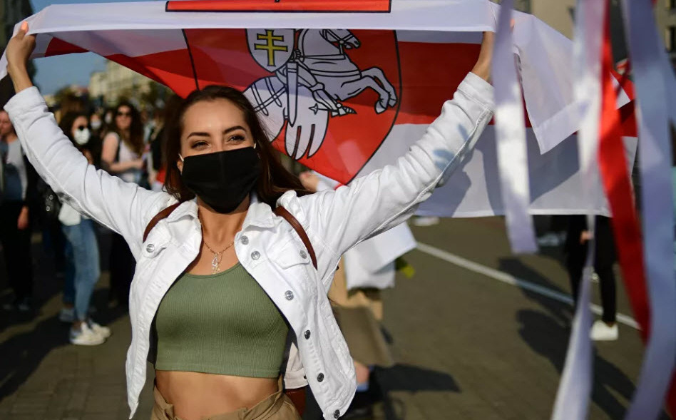 7 ngày qua ảnh: Cô gái tham gia biểu tình ở thủ đô của Belarus