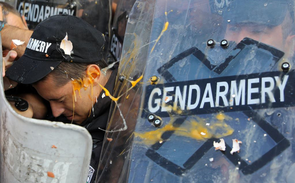 24h qua ảnh: Người biểu tình ném trứng vào cảnh sát chống bạo động