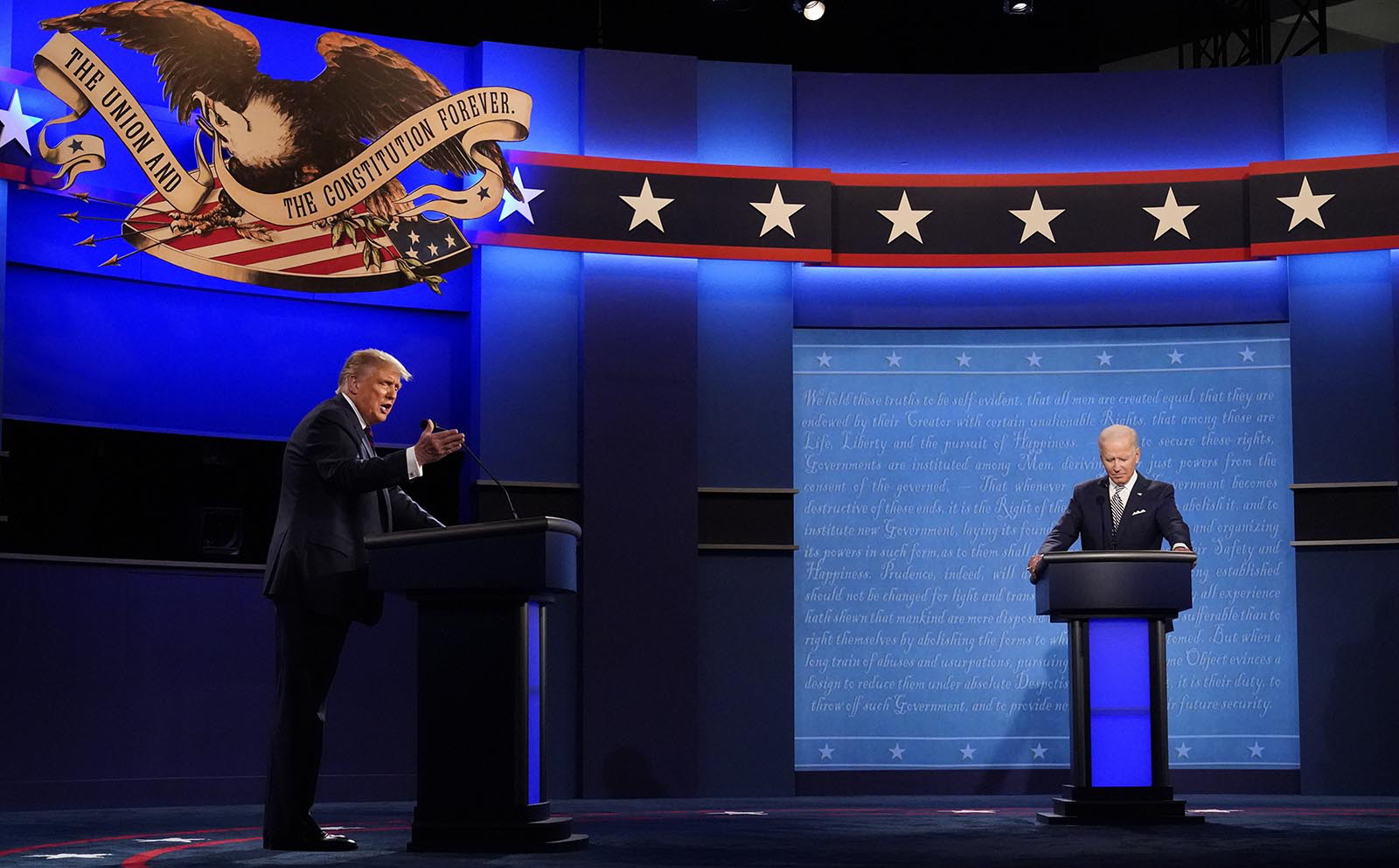 Cười trừ, lắc đầu: Ông Biden giữ bình tĩnh gần như suốt cuộc tranh luận nhưng lại nổi giận vì điều này