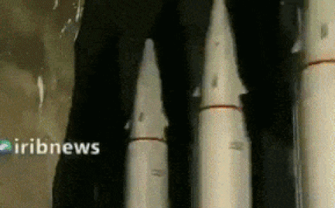 Iran &quot;đặt tay lên nút bấm&quot;, hàng trăm UAV xuất kích: Cảnh báo Mỹ cực nóng, quả bom chiến tranh xì khói