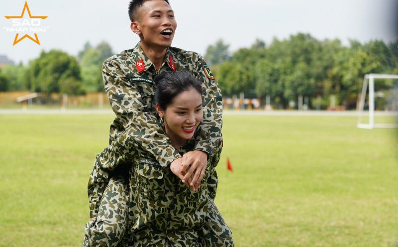 Đây là chàng lính may mắn nhất “Sao nhập ngũ” khi được Hoa hậu Kỳ Duyên cõng trên lưng