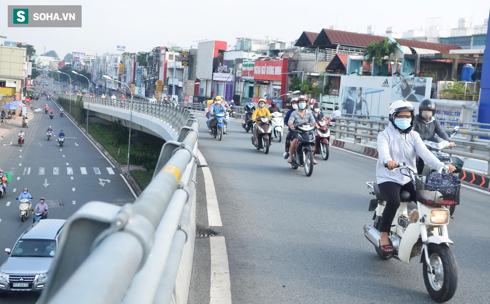 Cận cảnh đường phố ở TP.HCM trong ngày đầu tiên &quot;bình thường mới&quot;