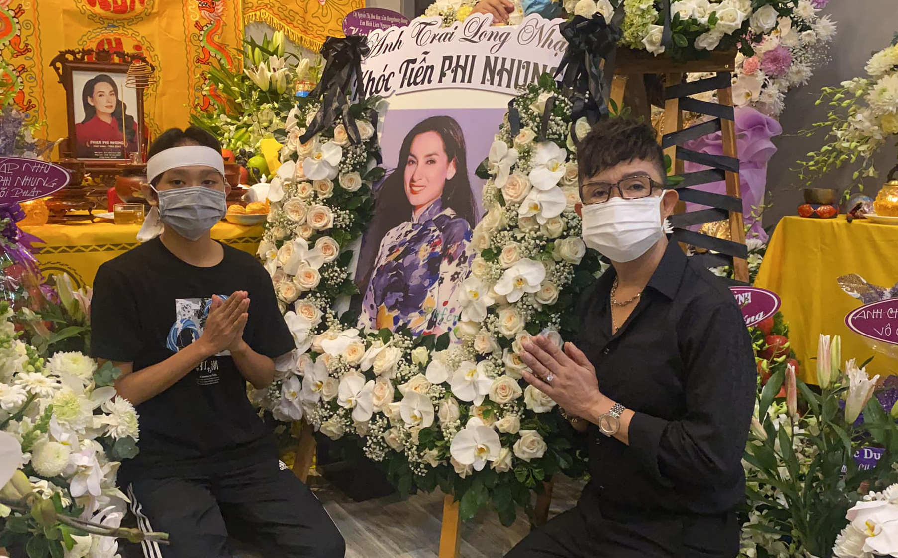 Lễ viếng ca sĩ Phi Nhung: Hồ Văn Cường đau buồn quỳ bên di ảnh mẹ nuôi