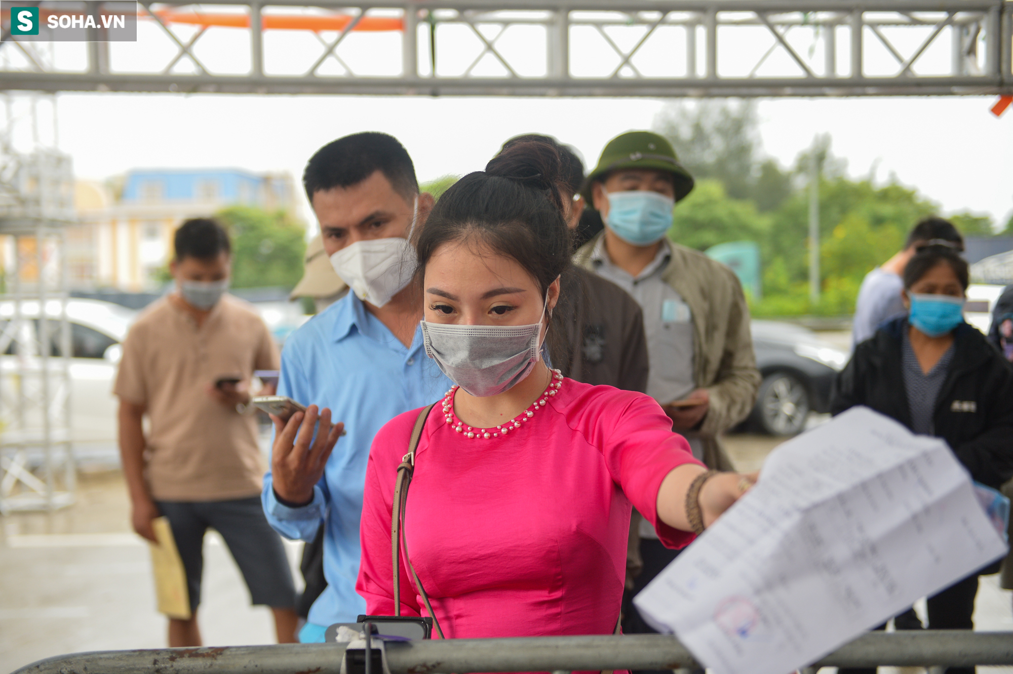 Nhiều tài xế phải quay đầu ở chốt cửa ngõ Hà Nội vì không có giấy xét nghiệm Covid-19 - Ảnh 6.