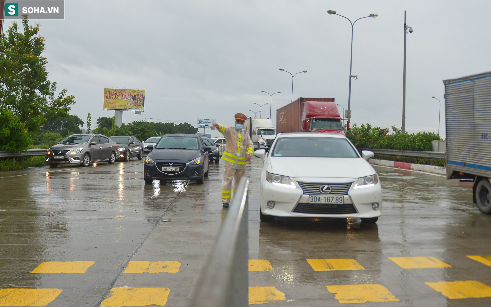 Nhiều tài xế phải quay đầu ở chốt cửa ngõ Hà Nội vì không có giấy xét nghiệm Covid-19 - Ảnh 1.