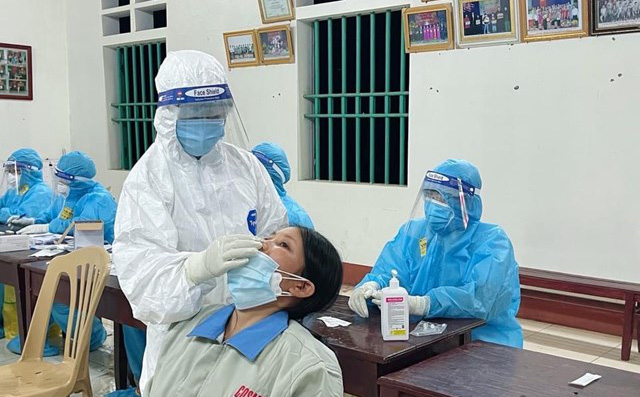 Phú Thọ lấy mẫu xuyên đêm hơn 20.000 người, phát hiện 77 ca nghi nhiễm