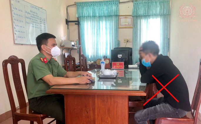 Nam thanh niên lén chụp ảnh phó công an xã rồi đưa lên mạng &quot;bêu xấu&quot;