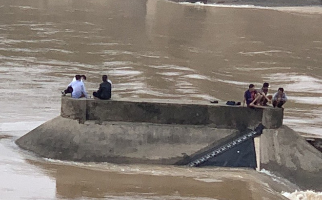 NÓNG: Đoàn cán bộ Sở Giao thông vận tải Quảng Trị gặp nạn trên sông Thạch Hãn - Ảnh 2.