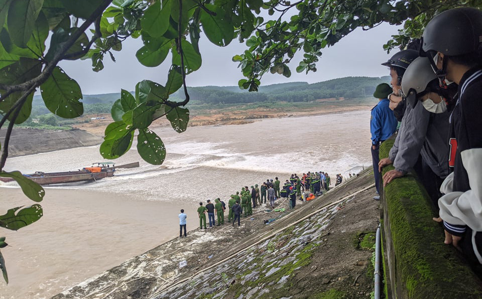 NÓNG: Đoàn cán bộ Sở Giao thông vận tải Quảng Trị gặp nạn trên sông Thạch Hãn
