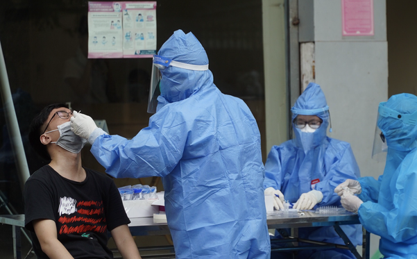 Đến sáng 5/10, Hà Nội đã lấy hơn 17.000 mẫu xét nghiệm, phát hiện 34 ca mắc Covid-19 liên quan Bệnh viện Việt Đức
