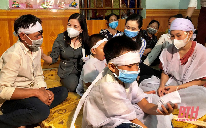 Hai mẹ con tử vong trên đường đi xe máy về quê, gia đình nghèo gom góp vay mượn để có khoảng 80 triệu vào Quảng Nam lo hậu sự