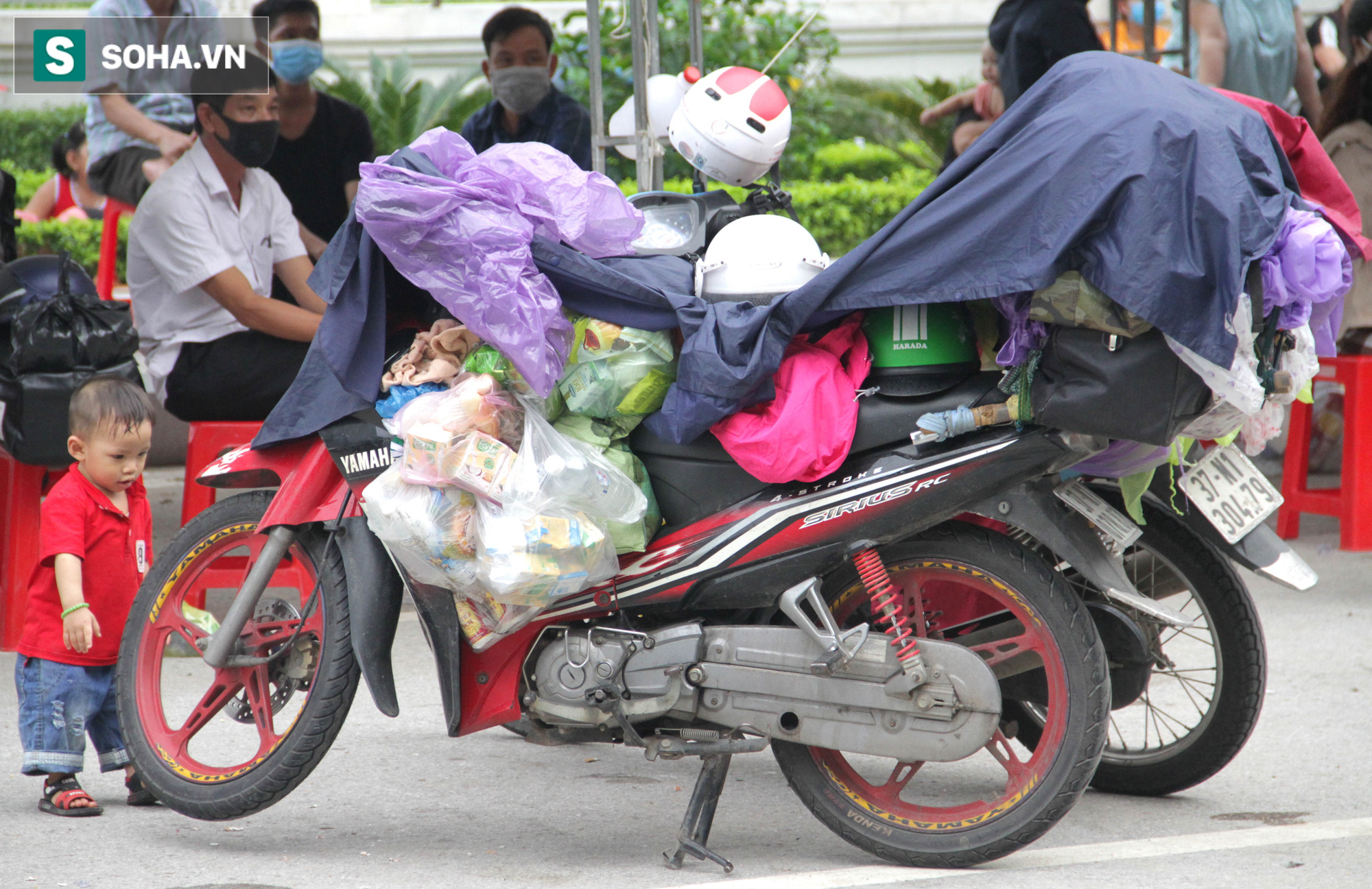 Từng phích nước, móc quần áo, bơm xe... đã cũ mèm được đùm theo hành trình 1.000km về quê: Giờ 1 nghìn đồng cũng quý - Ảnh 4.