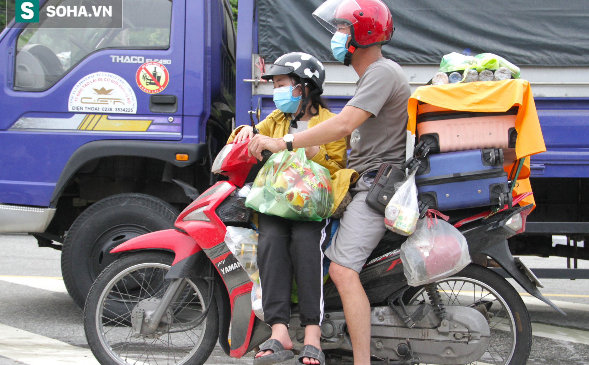 Từng phích nước, móc quần áo, bơm xe... đã cũ mèm được đùm theo hành trình 1.000km về quê: &quot;Giờ 1 nghìn đồng cũng quý&quot;