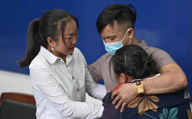 'Như chưa hề có cuộc chia ly' xúc động ở Trung Quốc: Mẹ chờ con 32 năm tại ga tàu, phép màu cuối cùng đã đến