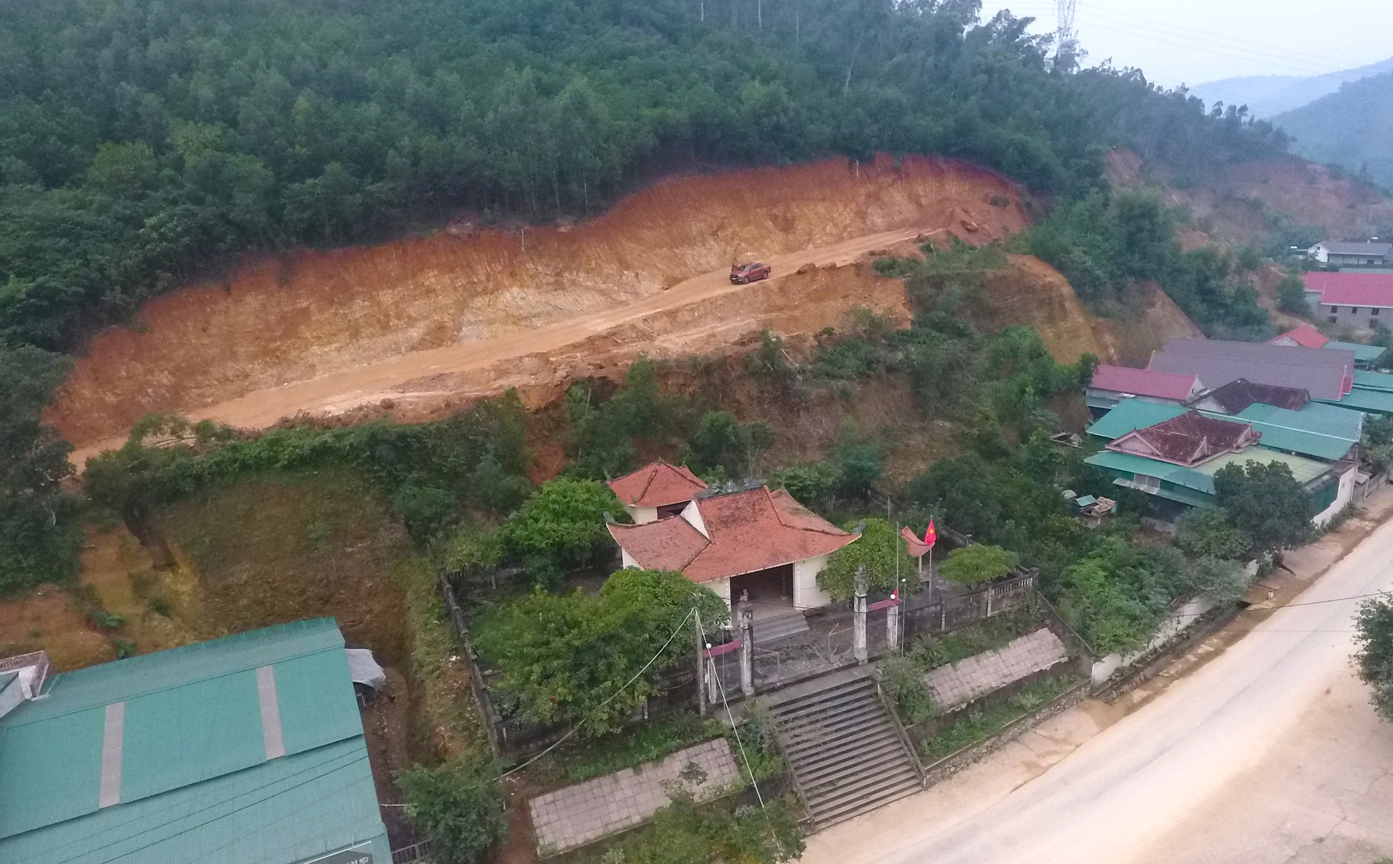 Sau mấy ngày nghỉ, người dân phát hiện ngọn núi bị &quot;bay&quot; mất một góc