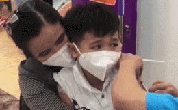 Cậu bé xưng "tao" với nhân viên y tế ở điểm tiêm vắc xin: Clip 7 triệu view gây tranh cãi